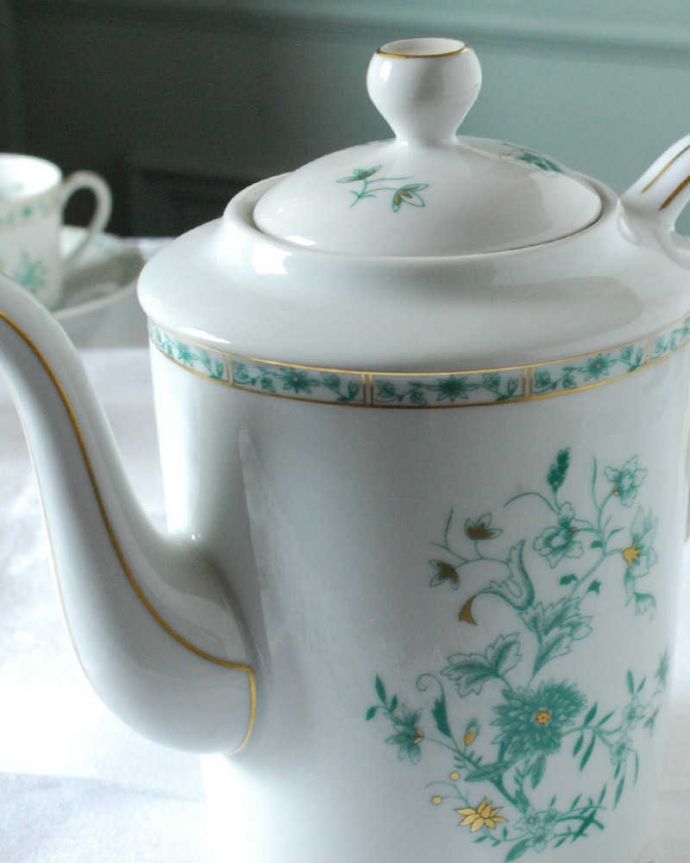 アンティーク 陶磁器の雑貨　アンティーク雑貨　フランスで出会ったベナルドのアンティークティーポット(リモージュ)。お茶の時間に欠かせないティーポット紅茶を愛する英国のお茶の時間に欠かせない陶磁器のティーポット。(h-808-z-1)