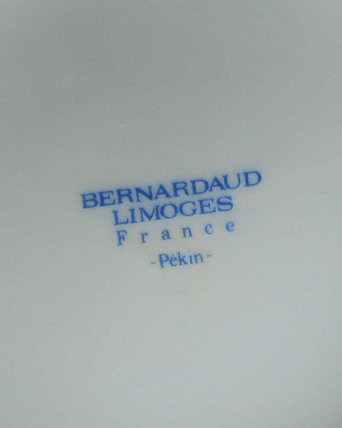 アンティーク 陶磁器の雑貨　アンティーク雑貨　フランスで出会ったベナルドのアンティークティーポット(リモージュ)。裏側には品質の証製造メーカー保証の意味がこもった窯印、ポーセリンマークがあります。(h-808-z-1)