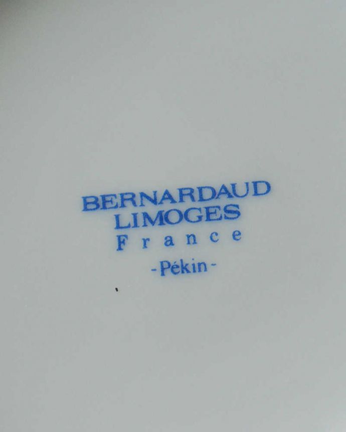 アンティーク 陶磁器の雑貨　アンティーク雑貨　フランスで出会ったベナルドのアンティークシュガーポット（リモージュ)。裏側には品質の証製造メーカー保証の意味がこもった窯印、ポーセリンマークがあります。(h-808-z-2)