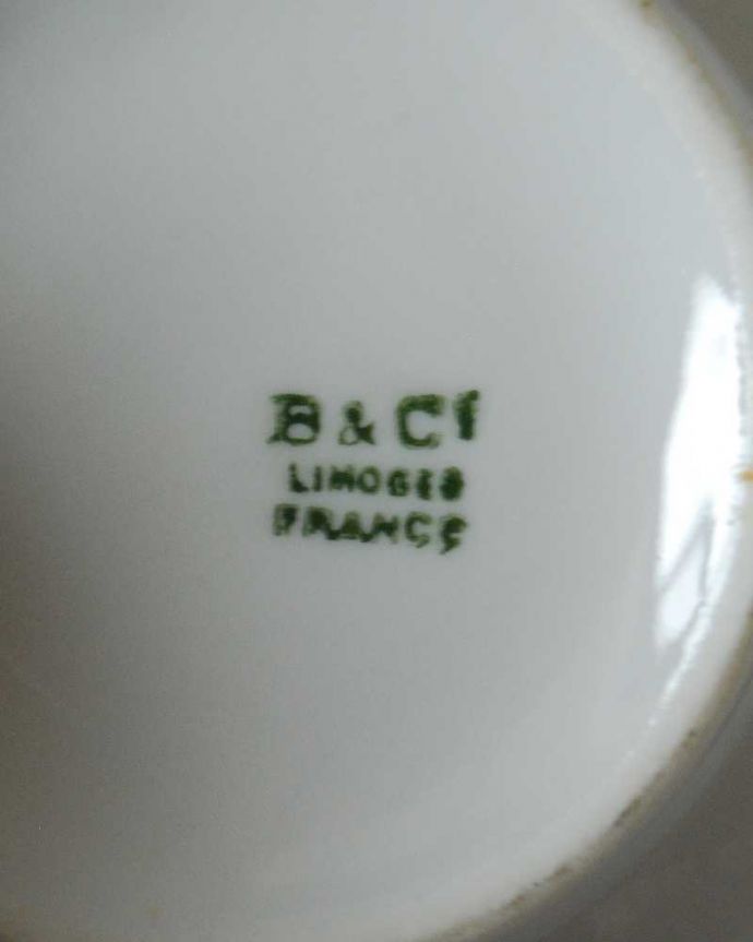 アンティーク 陶磁器の雑貨　アンティーク雑貨　フランスで見つけたアールデコのアンティークシュガーポット。裏側には品質の証製造メーカー保証の意味がこもった窯印、ポーセリンマークがあります。(h-810-z-2)