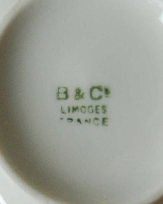 アンティーク 陶磁器の雑貨　アンティーク雑貨　フランスで見つけたアールデコのアンティークミルクジャグ。裏側には品質の証製造メーカー保証の意味がこもった窯印、ポーセリンマークがあります。(h-810-z-3)