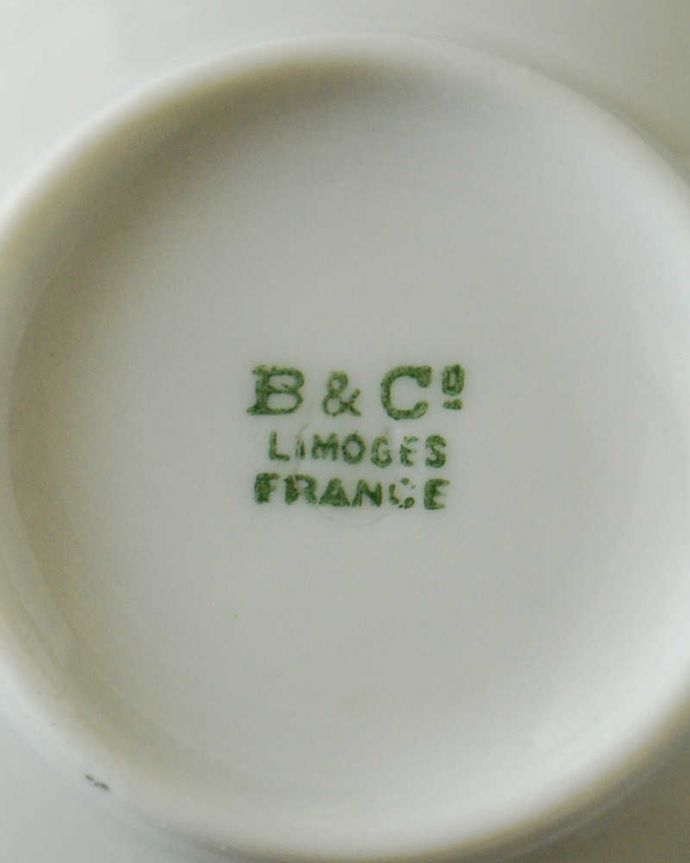 アンティーク 陶磁器の雑貨　アンティーク雑貨　フランスで見つけたアールデコのアンティークカップ＆ソーサー。裏側には品質の証製造メーカー保証の意味がこもった窯印、ポーセリンマークがあります。(h-810-z-4)