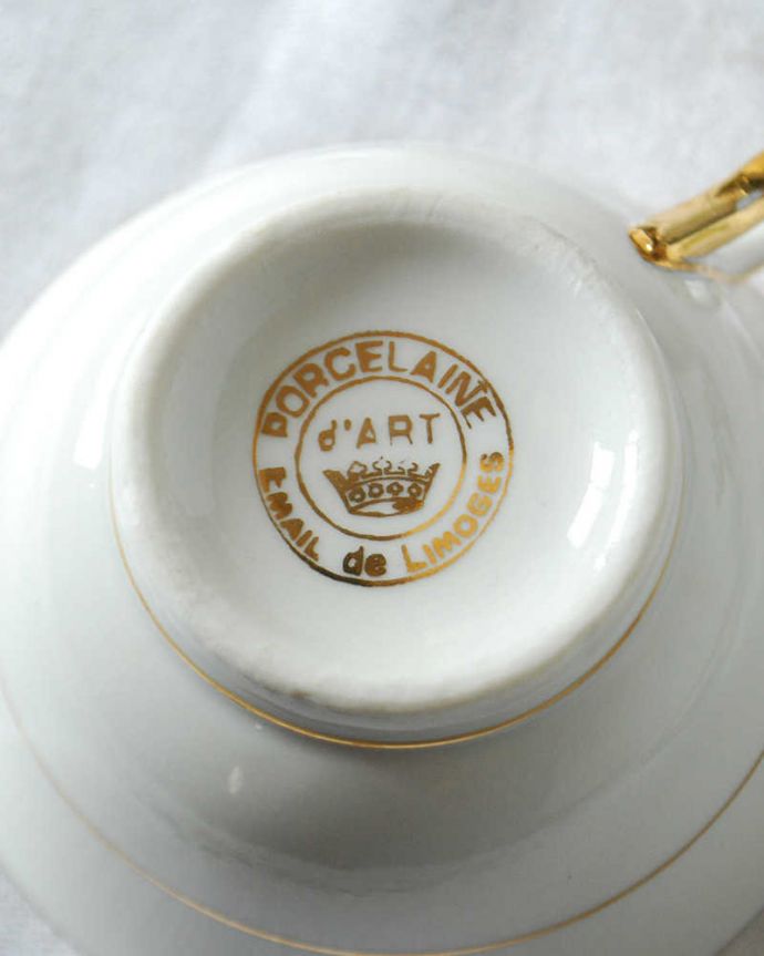 アンティーク 陶磁器の雑貨　アンティーク雑貨　フランスで見つけたリモージュのアンティークカップ＆ソーサー。裏側には品質の証製造メーカー保証の意味がこもった窯印、ポーセリンマークがあります。(h-811-z-3)