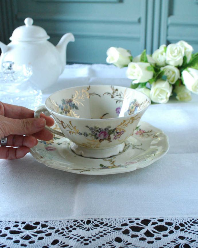 アンティーク 陶磁器の雑貨　アンティーク雑貨　フランスで見つけたお花が美しいリモージュのアンティークカップ＆ソーサー 。お茶の時間をもっと優雅に･･･眺めているだけじゃもったいないので、実用的に使って下さい。(h-812-z)