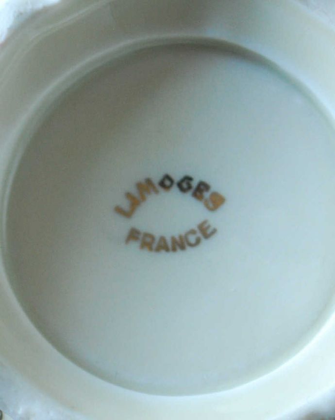 アンティーク 陶磁器の雑貨　アンティーク雑貨　フランスで見つけたお花が美しいリモージュのアンティークカップ＆ソーサー 。裏側には品質の証製造メーカー保証の意味がこもった窯印、ポーセリンマークがあります。(h-812-z)