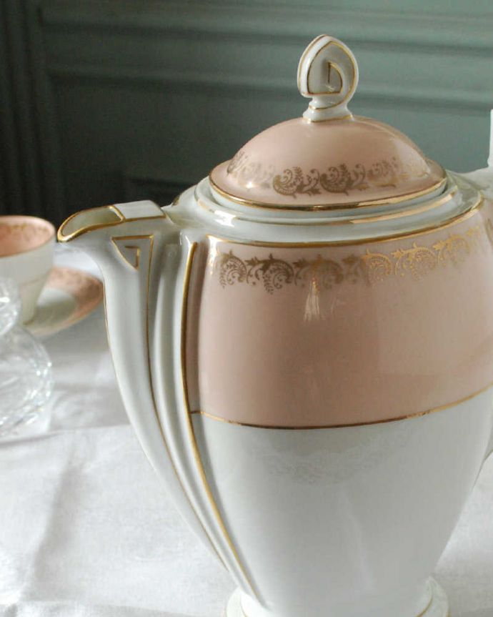 アンティーク 陶磁器の雑貨　アンティーク雑貨　優しい桜色にゴールドの模様が輝くフランスのアンティークウォータージャグ(リモージュ)。お茶の時間に欠かせないティーポット紅茶を愛する英国のお茶の時間に欠かせない陶磁器のティーポット。(h-813-z-1)
