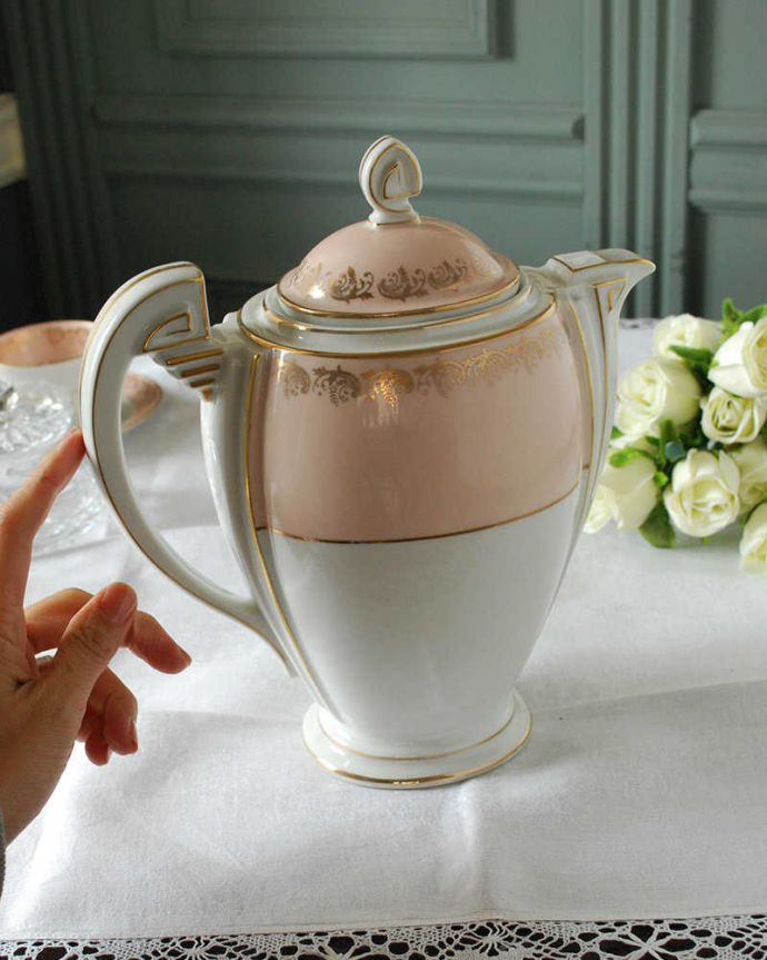 アンティーク 陶磁器の雑貨　アンティーク雑貨　優しい桜色にゴールドの模様が輝くフランスのアンティークウォータージャグ(リモージュ)。自分だけの使い方で使ってみましょうたっぷり紅茶が注げるサイズ。(h-813-z-1)