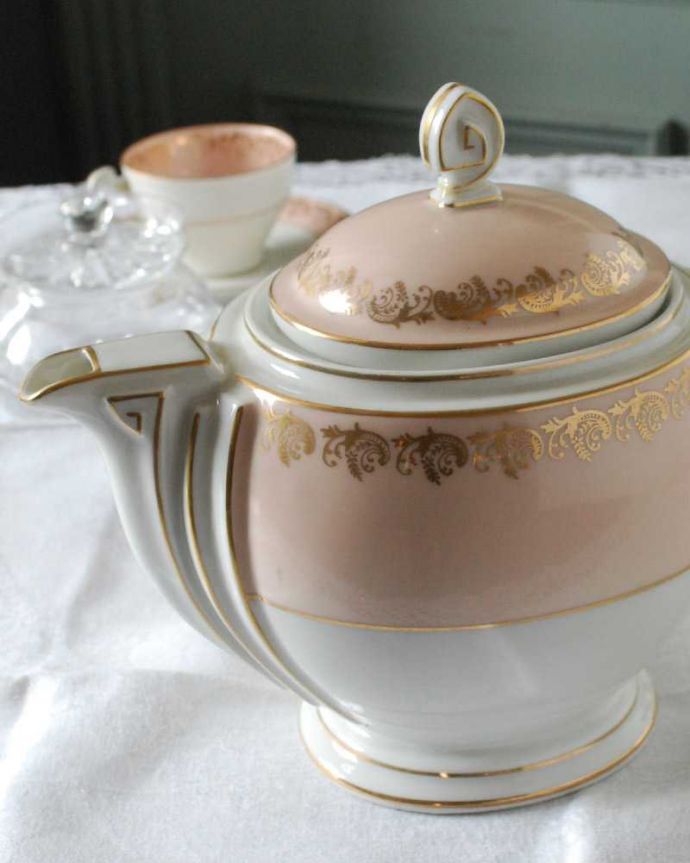 アンティーク 陶磁器の雑貨　アンティーク雑貨　優しい桜色にゴールドの模様が輝くフランスのアンティークポット。お茶の時間に欠かせないティーポット紅茶を愛する英国のお茶の時間に欠かせない陶磁器のティーポット。(h-813-z-2)
