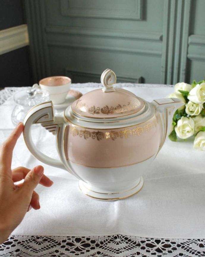 アンティーク 陶磁器の雑貨　アンティーク雑貨　優しい桜色にゴールドの模様が輝くフランスのアンティークポット。自分だけの使い方で使ってみましょうたっぷり紅茶が注げるサイズ。(h-813-z-2)