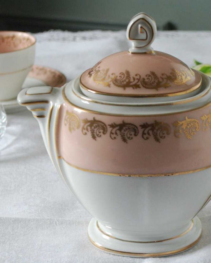 アンティーク 陶磁器の雑貨　アンティーク雑貨　優しい桜色にゴールドの模様が輝くフランスのアンティークシュガーポット(リモージュ)。お茶の時間を華やかにしてくれるアンティークティータイムを楽しむための茶道具の一つシュガーポット。(h-813-z-3)
