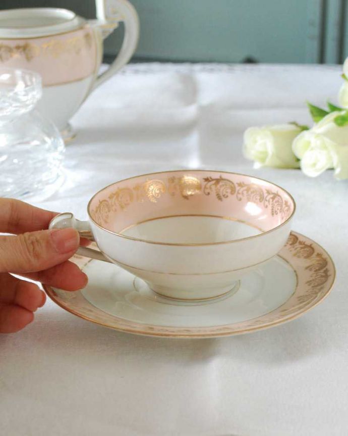 アンティーク 陶磁器の雑貨　アンティーク雑貨　優しい桜色にゴールドの模様が輝くフランスのアンティークカップ＆ソーサー。お茶の時間をもっと優雅に･･･眺めているだけじゃもったいないので、実用的に使って下さい。(h-813-z-5)