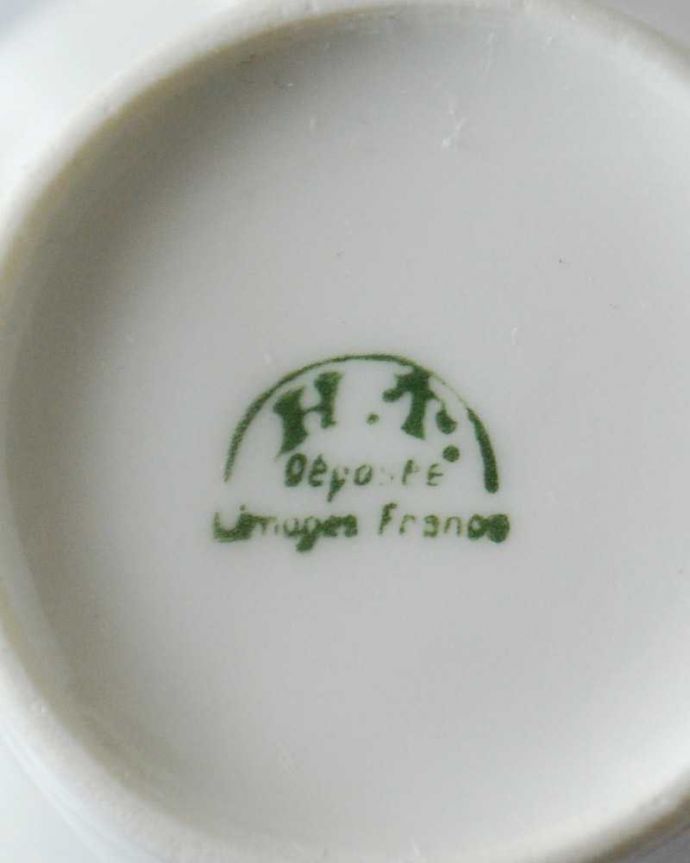 アンティーク 陶磁器の雑貨　アンティーク雑貨　優しい桜色にゴールドの模様が輝くフランスのアンティークカップ＆ソーサー。裏側には品質の証製造メーカー保証の意味がこもった窯印、ポーセリンマークがあります。(h-813-z-6)