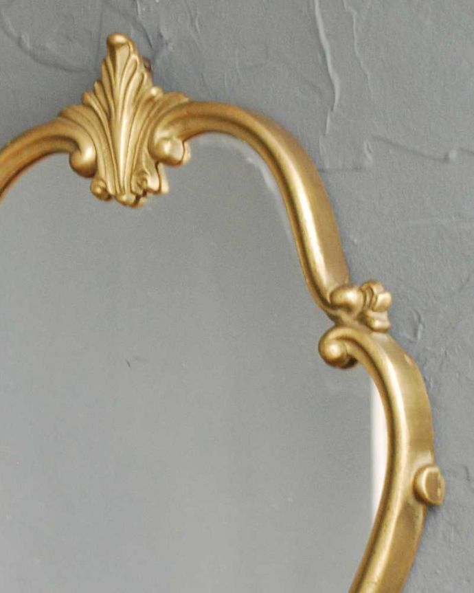 アンティーク ミラー（鏡）　アンティーク雑貨　ゴールドの装飾がエレガント、アンティークモールディングミラー（壁掛け鏡）。見るたびにうっとりするモールディングの美しさ煌びやかなモールディングの縁取りが美しいアンティークのミラーは、覗き込む度に女性だったら誰もがワクワクしちゃう美しいデザインが一番の魅力です。(h-818-z)