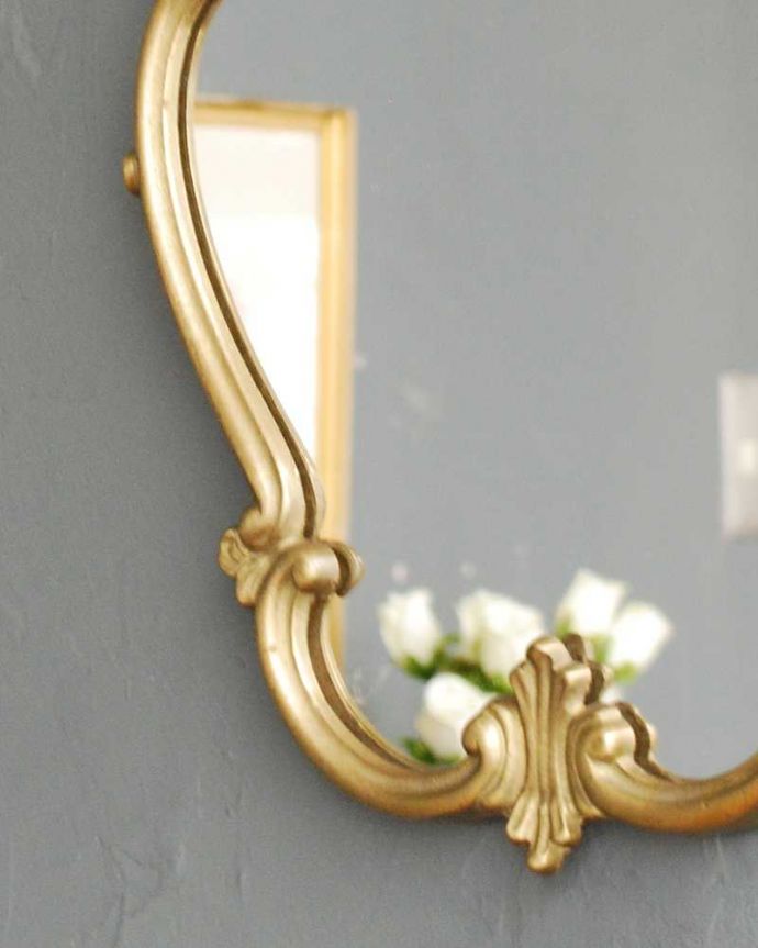 アンティーク ミラー（鏡）　アンティーク雑貨　ゴールドの装飾がエレガント、アンティークモールディングミラー（壁掛け鏡）。アンティークらしい独特のデザイン華やかなデザインのアンティークのミラーは、覗き込む度に女性だったら誰もがワクワクしちゃう美しいデザインが一番の魅力です。(h-818-z)