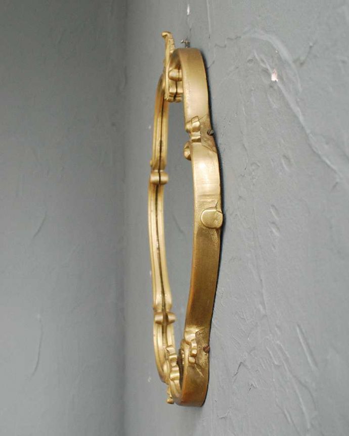 アンティーク ミラー（鏡）　アンティーク雑貨　ゴールドの装飾がエレガント、アンティークモールディングミラー（壁掛け鏡）。横から見ると…アンティークなので多少のキズ・汚れがある場合がありますがキレイなものを買い付けてきたのでご使用上問題はありません。(h-818-z)