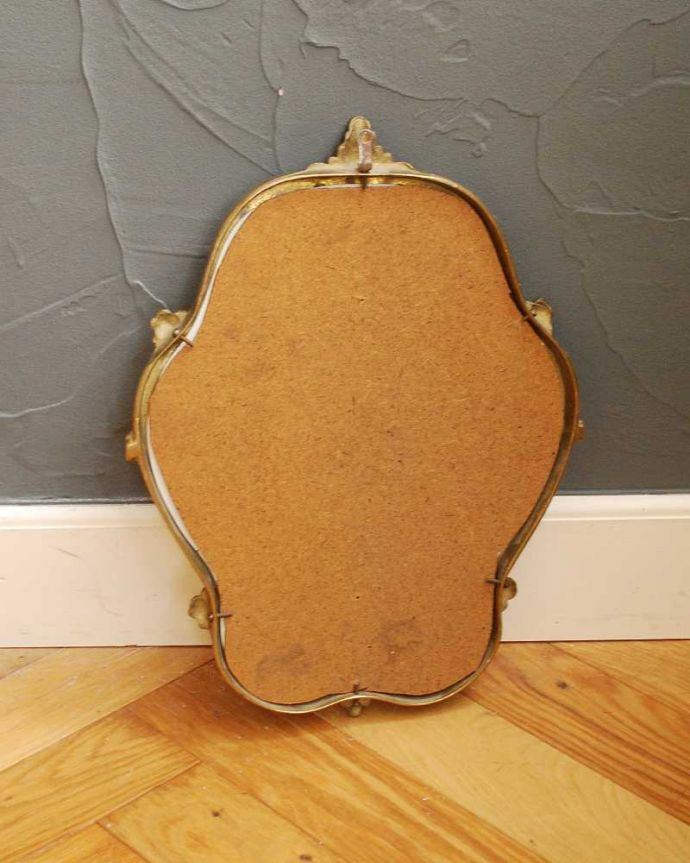 アンティーク ミラー（鏡）　アンティーク雑貨　ゴールドの装飾がエレガント、アンティークモールディングミラー（壁掛け鏡）。裏側を見てみると…修復の際、金具をしっかり取り付けたので安心してお使い下さい。(h-818-z)