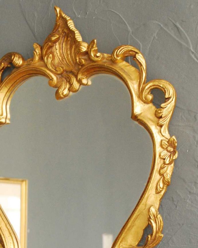 アンティーク ミラー（鏡）　アンティーク雑貨　ゴールドの装飾がエレガント、フランス輸入のアンティークモールディングミラー。見るたびにうっとりするモールディングの美しさ煌びやかなモールディングの縁取りが美しいアンティークのミラーは、覗き込む度に女性だったら誰もがワクワクしちゃう美しいデザインが一番の魅力です。(h-819-z)