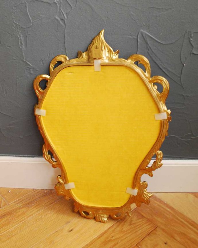 アンティーク ミラー（鏡）　アンティーク雑貨　ゴールドの装飾がエレガント、フランス輸入のアンティークモールディングミラー。裏側を見てみると…修復の際、金具をしっかり取り付けたので安心してお使い下さい。(h-819-z)