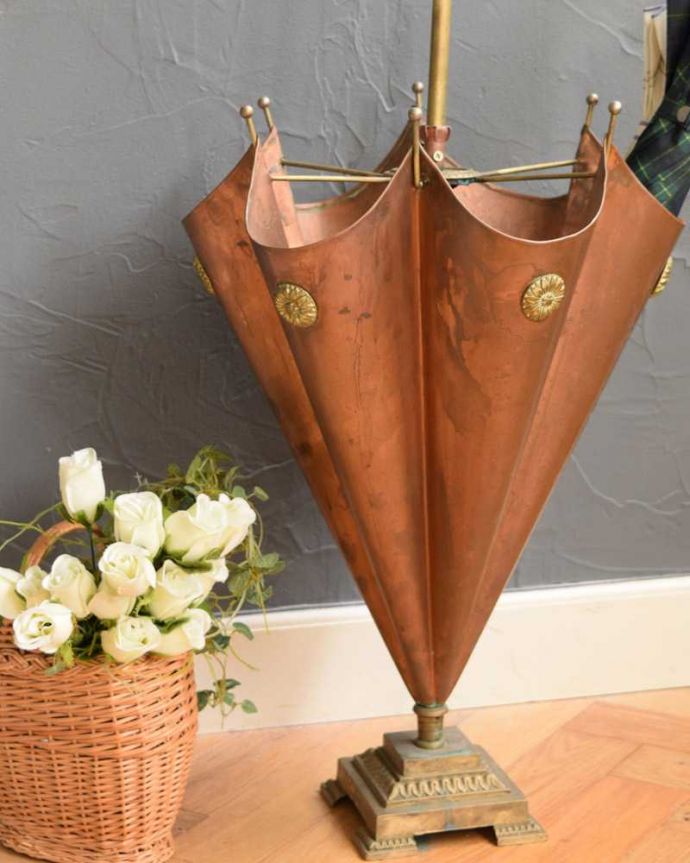 アンティーク 真鍮の雑貨　アンティーク雑貨　フランスで見つけた傘の形をしたアンティークアンブレラスタンド。落ち着いた輝きが大人の雰囲気小細工が利いているまるで本物の傘のようなデザイン。(h-821-z)
