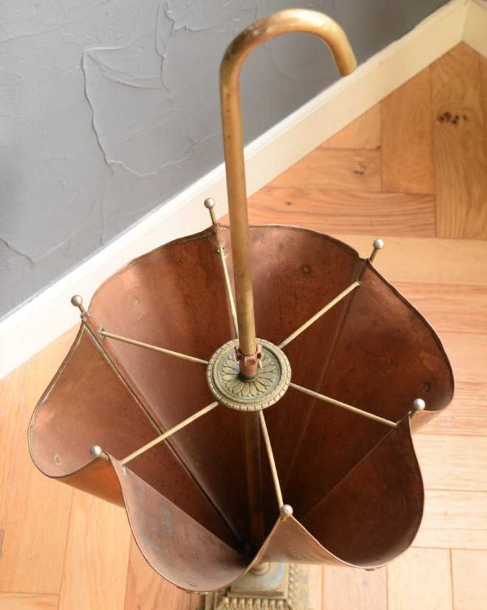 アンティーク 真鍮の雑貨　アンティーク雑貨　フランスで見つけた傘の形をしたアンティークアンブレラスタンド。上から見ると･･･アンティークは新品ではないので、経年変化によるキズはあります。(h-821-z)