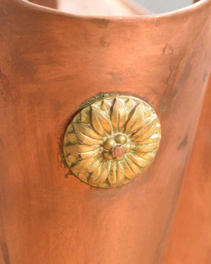アンティーク 真鍮の雑貨　アンティーク雑貨　フランスで見つけた傘の形をしたアンティークアンブレラスタンド。お花の装飾が可愛いアクセントになっているゴールド色のお花がキラッと輝きます。(h-821-z)