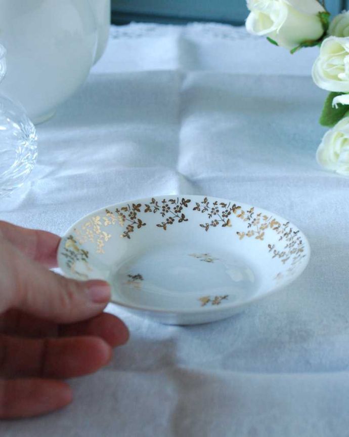 アンティーク 陶磁器の雑貨　アンティーク雑貨　金彩のお花模様が華やかなアンティークプレート。お茶の時間をもっと優雅に･･･眺めているだけじゃもったいないので、実用的に使って下さい。(h-823-z)
