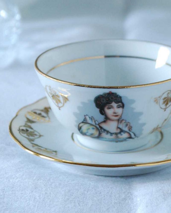 アンティーク 陶磁器の雑貨　アンティーク雑貨　フランスで見つけた美しい女性のアンティークカップ＆ソーサー。飾って使って楽しむ小さなアンティークアンティークでしか手に入れることが出来ない美しい模様のカップ＆ソーサー。(h-824-z)