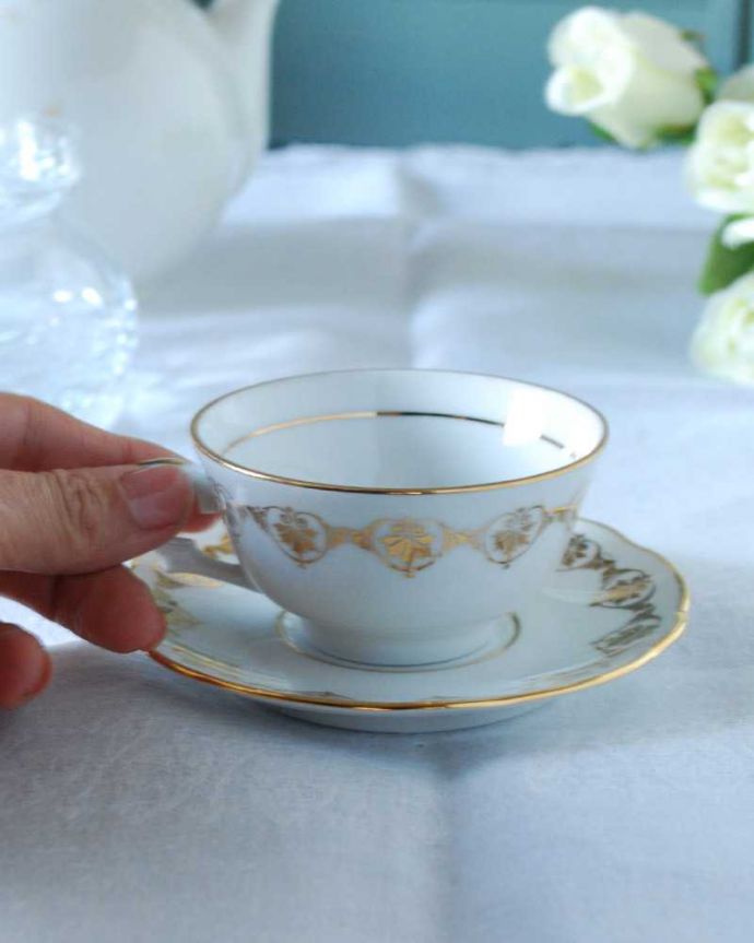 アンティーク 陶磁器の雑貨　アンティーク雑貨　フランスで見つけた美しい女性のアンティークカップ＆ソーサー。お茶の時間をもっと優雅に･･･眺めているだけじゃもったいないので、実用的に使って下さい。(h-824-z)