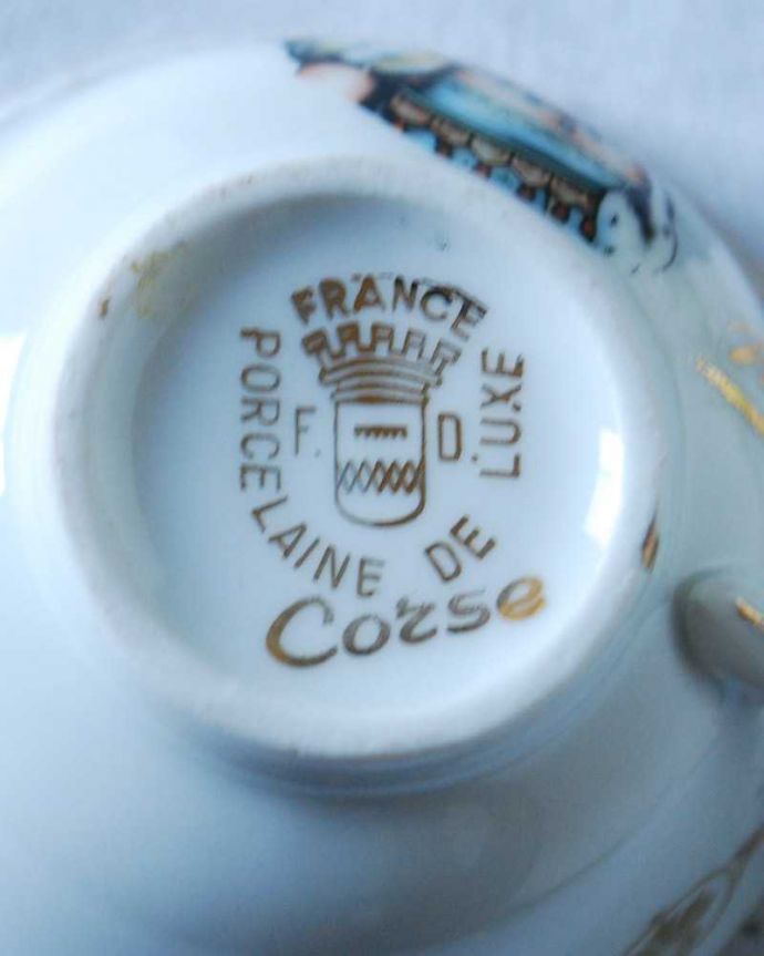 アンティーク 陶磁器の雑貨　アンティーク雑貨　フランスで見つけた美しい女性のアンティークカップ＆ソーサー。裏側には品質の証製造メーカー保証の意味がこもった窯印、ポーセリンマークがあります。(h-824-z)