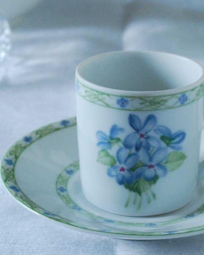 アンティーク 陶磁器の雑貨　アンティーク雑貨　フランスで見つけた水色のお花のアンティークカップ＆ソーサー。飾って使って楽しむ小さなアンティークアンティークでしか手に入れることが出来ない美しい模様のカップ＆ソーサー。(h-825-z)