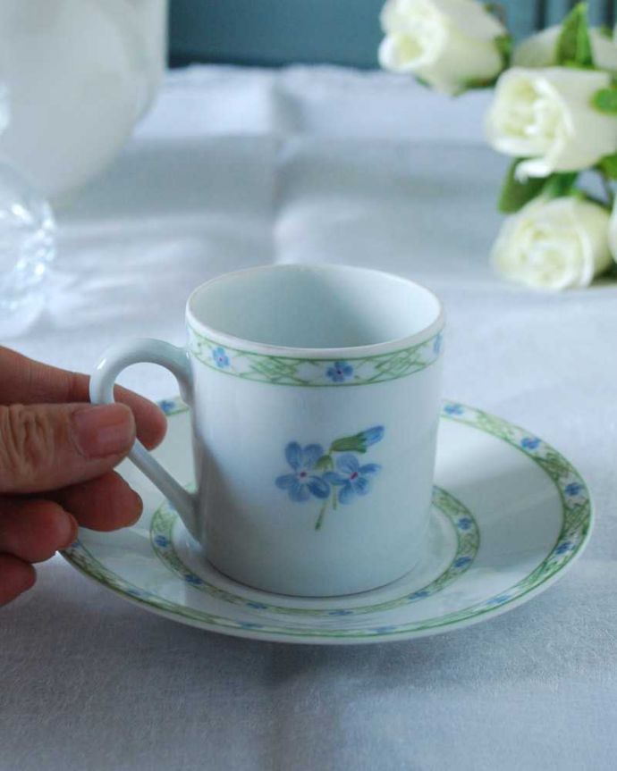 アンティーク 陶磁器の雑貨　アンティーク雑貨　フランスで見つけた水色のお花のアンティークカップ＆ソーサー。お茶の時間をもっと優雅に･･･眺めているだけじゃもったいないので、実用的に使って下さい。(h-825-z)