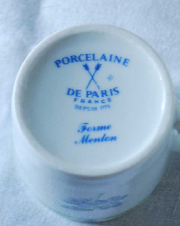 アンティーク 陶磁器の雑貨　アンティーク雑貨　フランスで見つけた水色のお花のアンティークカップ＆ソーサー。裏側には品質の証製造メーカー保証の意味がこもった窯印、ポーセリンマークがあります。(h-825-z)
