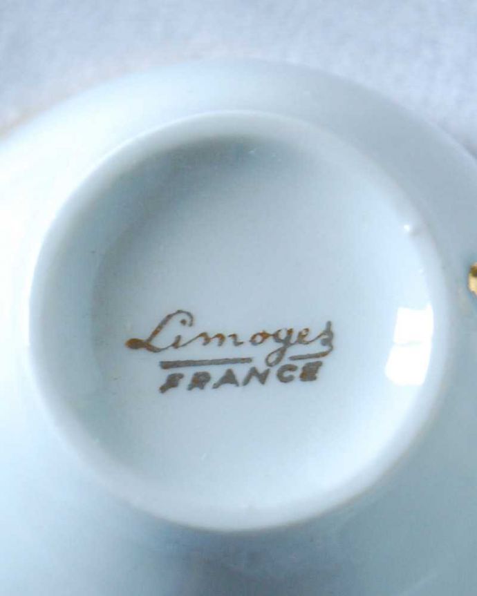アンティーク 陶磁器の雑貨　アンティーク雑貨　フランスで見つけた優雅な花束の模様が美しいリモージュのアンティークカップ＆ソーサー 。裏側には品質の証製造メーカー保証の意味がこもった窯印、ポーセリンマークがあります。(h-827-z)