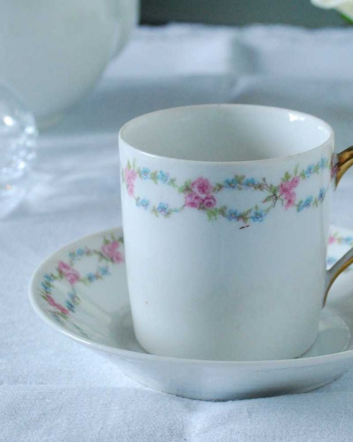 アンティーク 陶磁器の雑貨　アンティーク雑貨　フランスで見つけたお花のガーランドが可愛いリモージュのアンティークカップ＆ソーサー 。飾って使って楽しむ小さなアンティークアンティークでしか手に入れることが出来ない美しい模様のカップ＆ソーサー。(h-828-z)