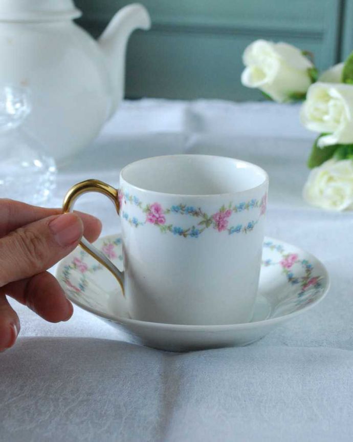 アンティーク 陶磁器の雑貨　アンティーク雑貨　フランスで見つけたお花のガーランドが可愛いリモージュのアンティークカップ＆ソーサー 。お茶の時間をもっと優雅に･･･眺めているだけじゃもったいないので、実用的に使って下さい。(h-828-z)