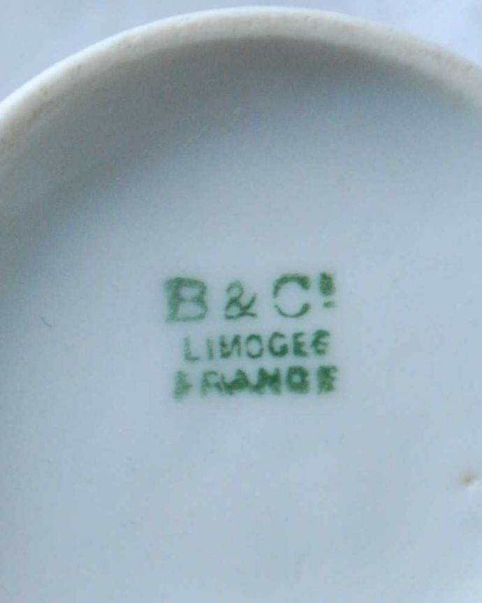 アンティーク 陶磁器の雑貨　アンティーク雑貨　フランスで見つけたお花のガーランドが可愛いリモージュのアンティークカップ＆ソーサー 。裏側には品質の証製造メーカー保証の意味がこもった窯印、ポーセリンマークがあります。(h-828-z)