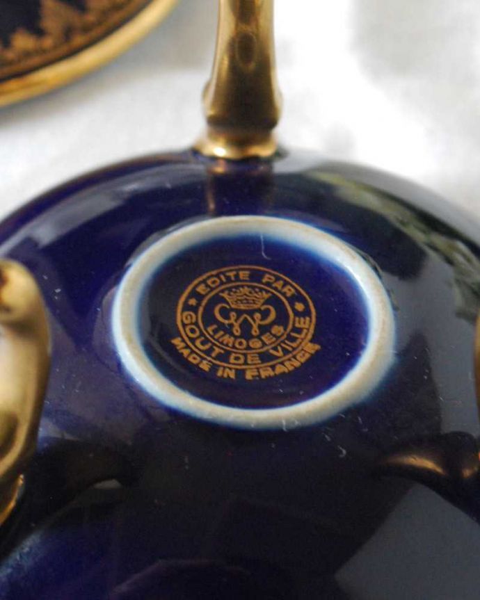 アンティーク 陶磁器の雑貨　アンティーク雑貨　濃紺に金彩が美しいリモージュのアンティークジュエリーケース。裏側には品質の証製造メーカー保証の意味がこもった窯印、ポーセリンマークがあります。(h-834-z)