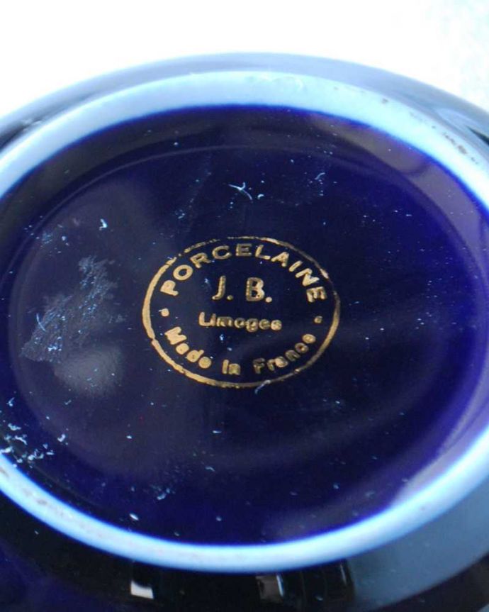 アンティーク 陶磁器の雑貨　アンティーク雑貨　フランスリモージュ（Limoges）コバルトブルーが美しいアクセサリーケース。裏側には品質の証製造メーカー保証の意味がこもった窯印、ポーセリンマークがあります。(h-835-z)