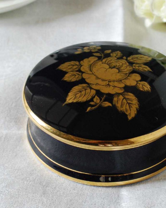 アンティーク 陶磁器の雑貨　アンティーク雑貨　フランスで見つけたリモージュのジュエリーケース（ゴールドローズ）。普段の生活に華を添えてくれるアンティークアクセサリーや小物入れにオススメです。(h-838-z)