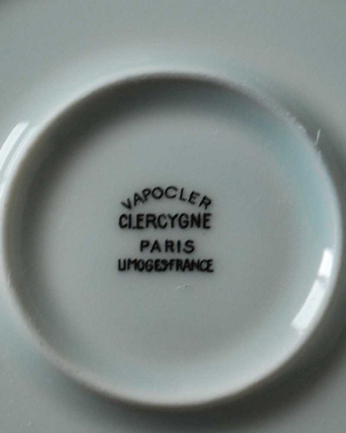 アンティーク 陶磁器の雑貨　アンティーク雑貨　フランスで見つけたリモージュのジュエリーケース（ゴールドローズ）。裏側には品質の証製造メーカー保証の意味がこもった窯印、ポーセリンマークがあります。(h-838-z)