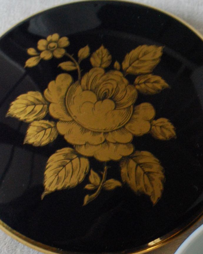 アンティーク 陶磁器の雑貨　アンティーク雑貨　フランスで見つけたリモージュのジュエリーケース（ゴールドローズ）。パッと目を惹くエレガントなゴールドローズが描かれています。(h-838-z)