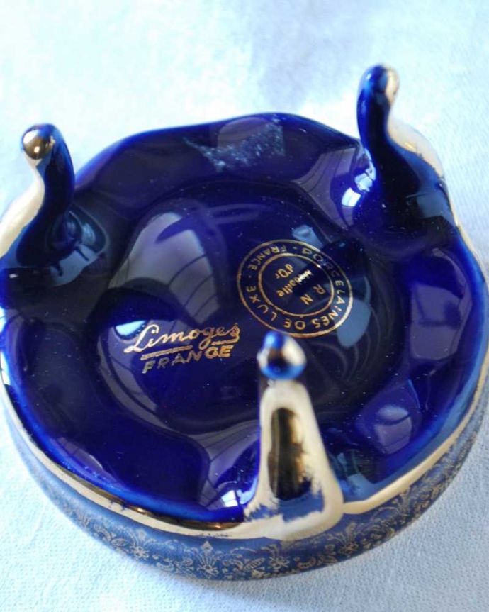 アンティーク 陶磁器の雑貨　アンティーク雑貨　フランスリモージュ（Limoges）深いブルーが美しいアクセサリーケース。裏側には品質の証製造メーカー保証の意味がこもった窯印、ポーセリンマークがあります。(h-839-z)
