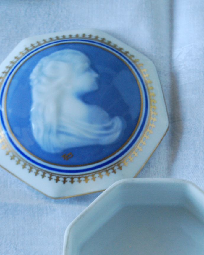 アンティーク 陶磁器の雑貨　アンティーク雑貨　フランスリモージュの女性が美しいアンティークジュエリーケース。鮮やかなブルーに女性の顔が美しく浮かび上がります。(h-840-z)