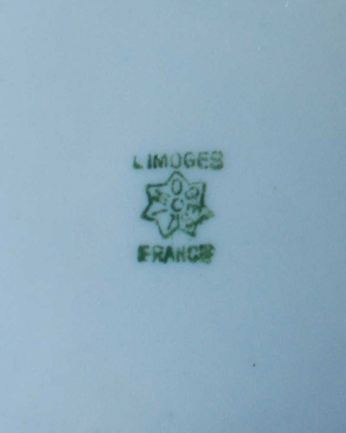 アンティーク 陶磁器の雑貨　アンティーク雑貨　フランスで見つけた脚付きの優雅なジュエリーケース（リモージュ）。裏側には品質の証製造メーカー保証の意味がこもった窯印、ポーセリンマークがあります。(h-841-z)