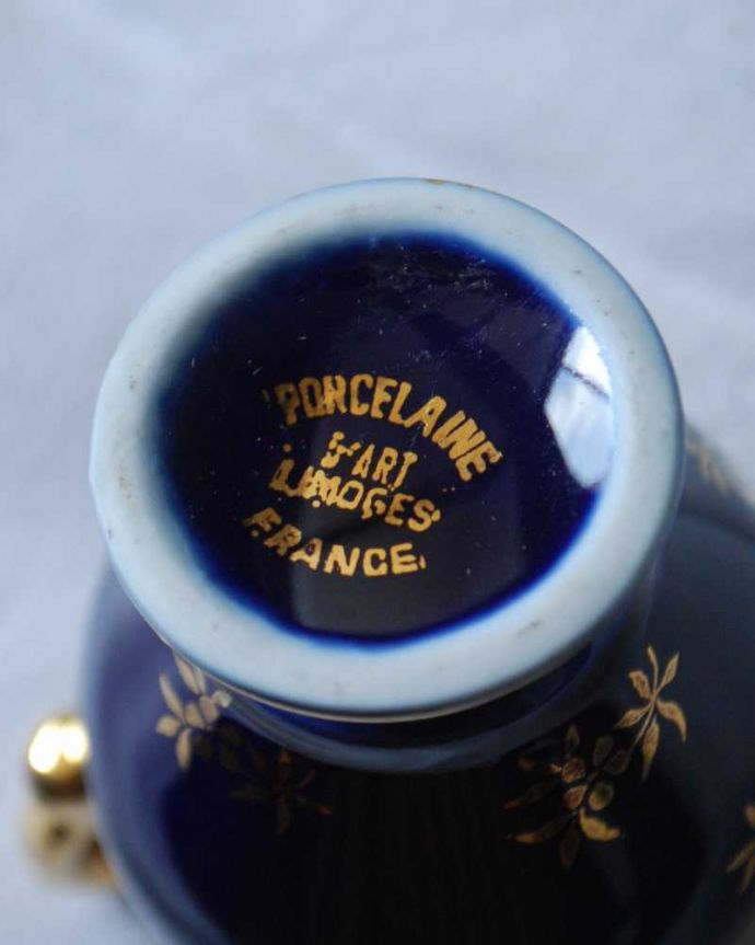 アンティーク 陶磁器の雑貨　アンティーク雑貨　フランスで見つけた小さな花瓶のかたちをしたアンティークオブジェ（一輪挿し）。裏側にポーセリンマーク製造メーカー保証の意味がこもった窯印、こんなポーセリンマークがあります。(h-842-z)