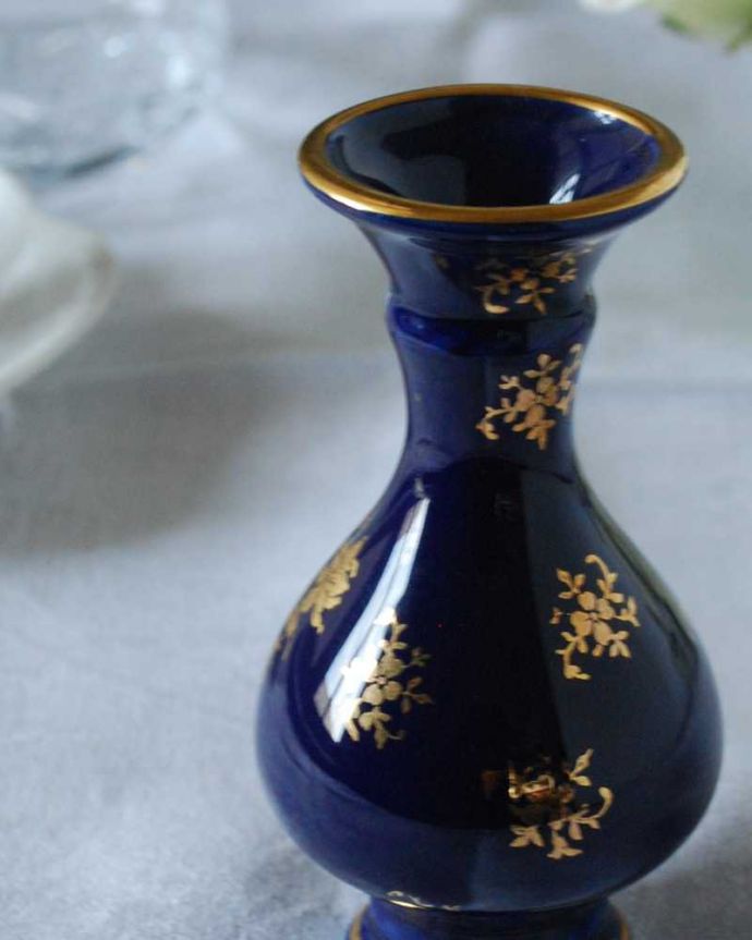アンティーク 陶磁器の雑貨　アンティーク雑貨　フランスから到着した美しいアンティークフラワーベース（一輪挿し）。普段の生活に華を添えてくれるアンティークガーデニングの国、イギリスらしい花器。(h-843-z)