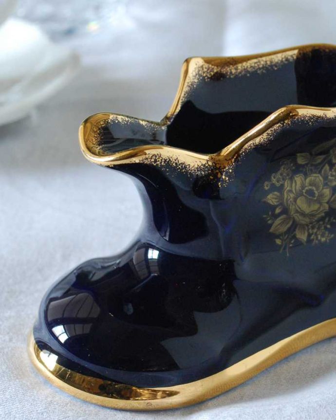 アンティーク 陶磁器の雑貨　アンティーク雑貨　フランスで見つけたリモージュのアンティークオブジェ（靴）。普段の生活に華を添えてくれるアンティーク金彩がキラキラ輝く美しいアンティークのオブジェ。(h-848-z)