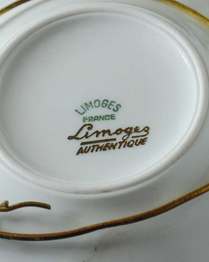 アンティーク 陶磁器の雑貨　アンティーク雑貨　キラキラ輝く小さなアンティークプレート、フランスリモージュ。裏側には品質の証製造メーカー保証の意味がこもった窯印、ポーセリンマークがあります。(h-852-z)