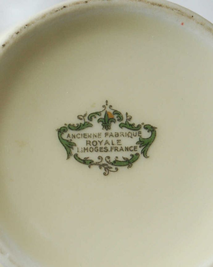 アンティーク 陶磁器の雑貨　アンティーク雑貨　フランスで見つけたお花のシュガーポット(リモージュ)。裏側には品質の証製造メーカー保証の意味がこもった窯印、ポーセリンマークがあります。(h-856-z)