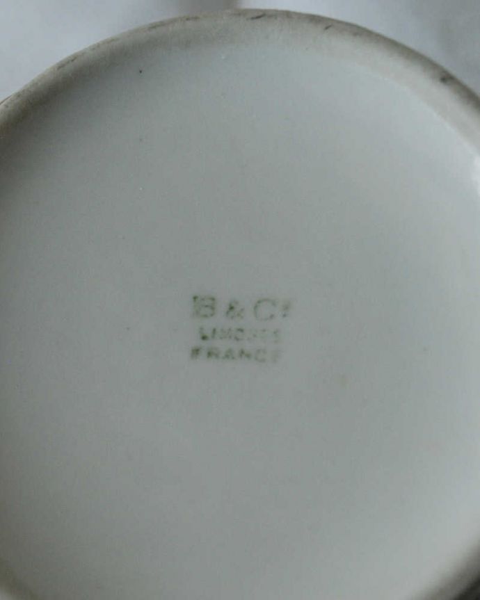 アンティーク 陶磁器の雑貨　アンティーク雑貨　フランスで見つけたリモージュのアンティークミルクポット（ミルクジャグ）。裏側には品質の証製造メーカー保証の意味がこもった窯印、ポーセリンマークがあります。(h-858-z)